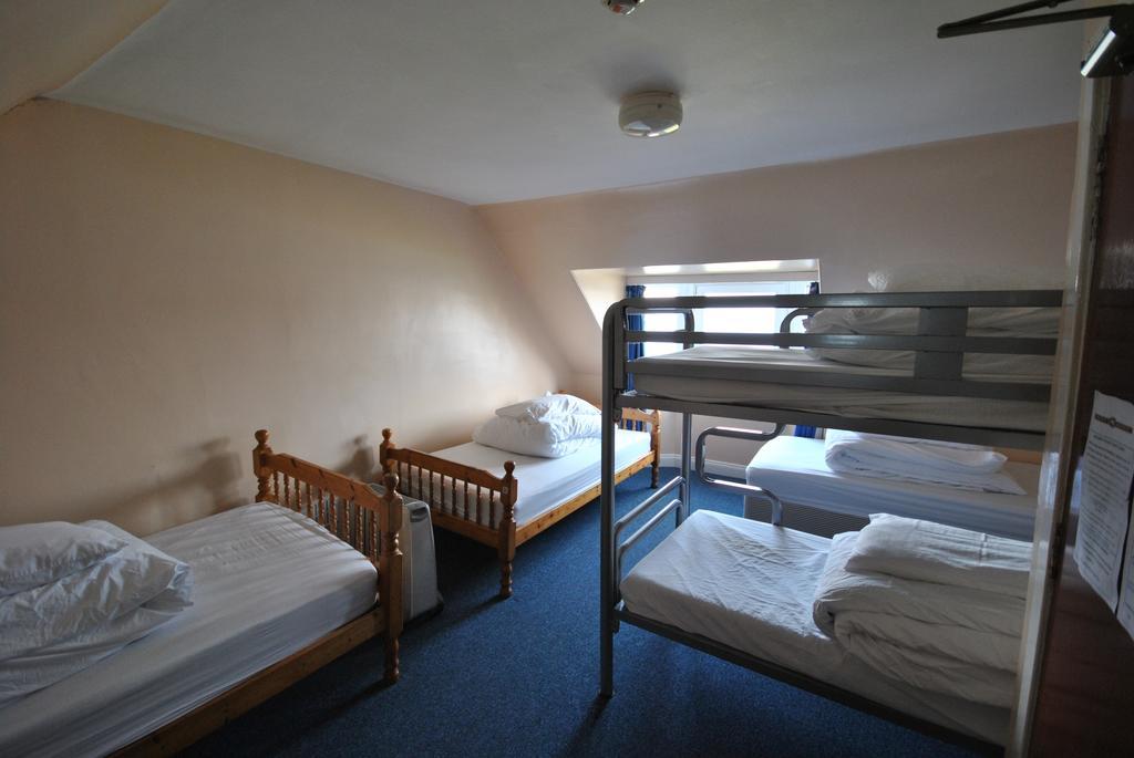 Saucy Mary'S Hostel Kyleakin Room photo